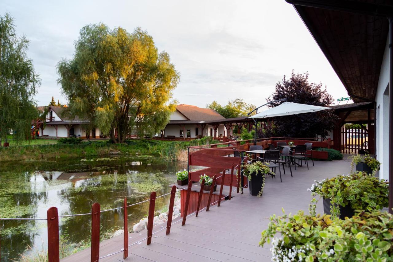 Hotel Nenufar Koscian Bagian luar foto